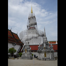 Die Phra Chedi des Wat Phra Mahathat mit einer Spitze aus 142 kg Gold